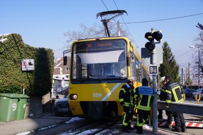Stuttgart Degerloch:Zahnradbahn nach Kollision mit PKW entgleist